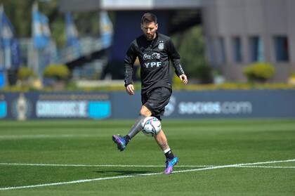 Lionel Messi en una práctica de la Argentina en Ezeiza; el capitán será un atractivo en sí mismo en el clásico con Uruguay por la eliminatoria sudamericana para Qatar 2022.