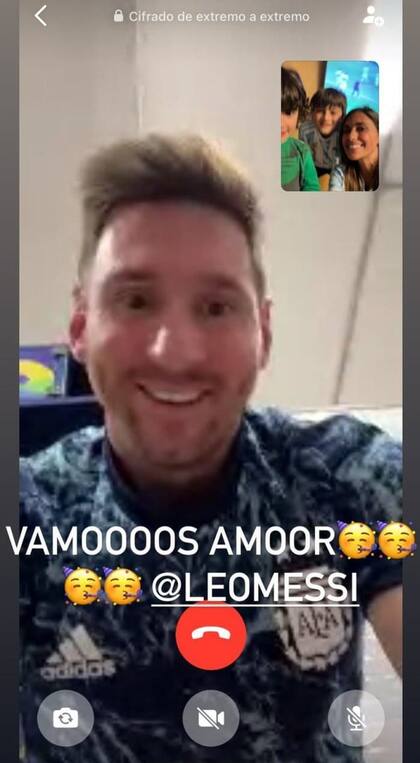 Lionel Messi en videollamada con su familia festejando el triunfo ante Ecuador