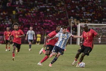 Lionel Messi encara en el partido del 14 de noviembre pasado contra Angola en Luanda (Photo by Julio PACHECO NTELA / AFP)