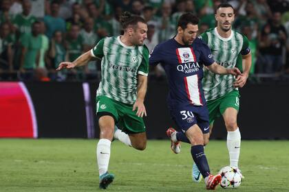 Lionel Messi ensaya un remate ante los entusiastas jugadores de Maccabi Haifa 