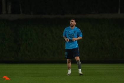 Lionel Messi entrenó de manera difrenciada a sus compañeros en la práctica de la selección Argentina en la Universidad de Qatar, Doha