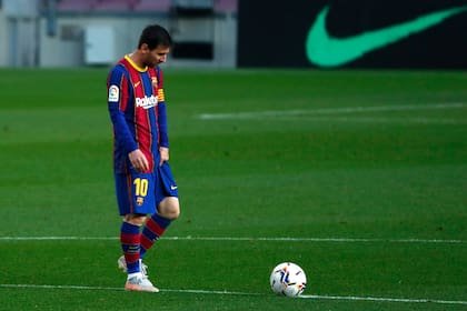 Lionel Messi es la imagen de la desazón durante la derrota ante Granada. El rosarino sabe que ese partido era fundamental para que su equipo no dependiera de otros para ganar la Liga de España. Sin embargo, cayó por 2 a 1.