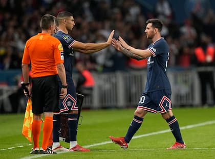 Lionel Messi es reemplazado por Achraf Hakimi en el partido entre Paris Saint-Germain y Lyon.
