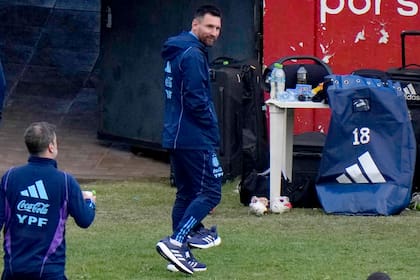 Lionel Messi está en la lista de Scaloni, pero podría quedar liberado después del partido con Paraguay (AP Foto/Juan Karita)