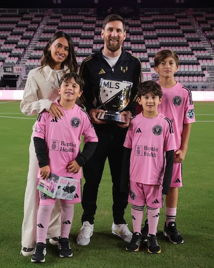 Lionel Messi estuvo acompañado por su familia en el recibimiento de este premio