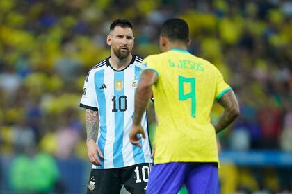 Lionel Messi estuvo lejos de brillar y se mostró más como líder en los muchos momentos ríspidos de Brasil 0 vs. Argentina 1.
