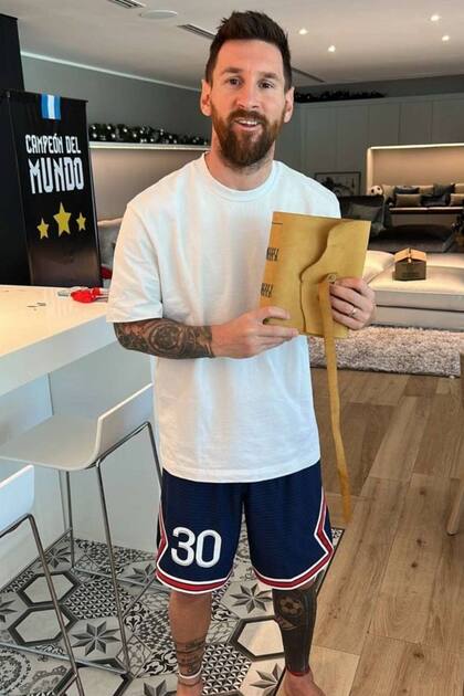 Lionel Messi exhibe el regalo que le hicieron sus vecinos