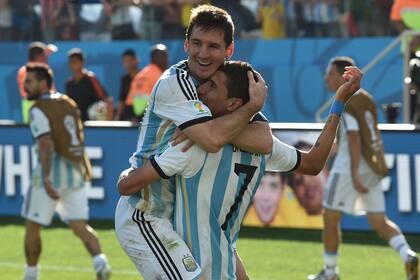 Lionel Messi festeja con Ángel Di María un gol convertido contra Suiza en el Mundial de Brasil de 2014