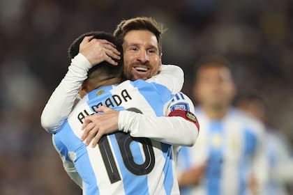 Lionel Messi festeja el tercer gol, segundo suyo, junto a Thiago Almada, que le cedió la asistencia