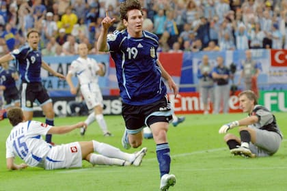 Lionel Messi festeja su primer gol contra Serbia y Montenegro en el Mundial de Alemania 2006