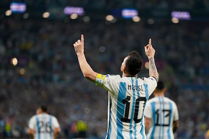 Lionel Messi festeja un gol durante el partido que disputan Argentina y Australia, por los octavos de final de la Copa del Mundo Qatar 2022 en el estadio Ahmed bin Ali, Umm Al Afaei, Qatar, el 4 de diciembre de 2022.