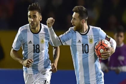 Lionel Messi festeja un gol y lo acompaña Eduardo Salvio; ambos podrían estar presentes en el primer partido de eliminatorias, con Ecuador en la Bombonera.