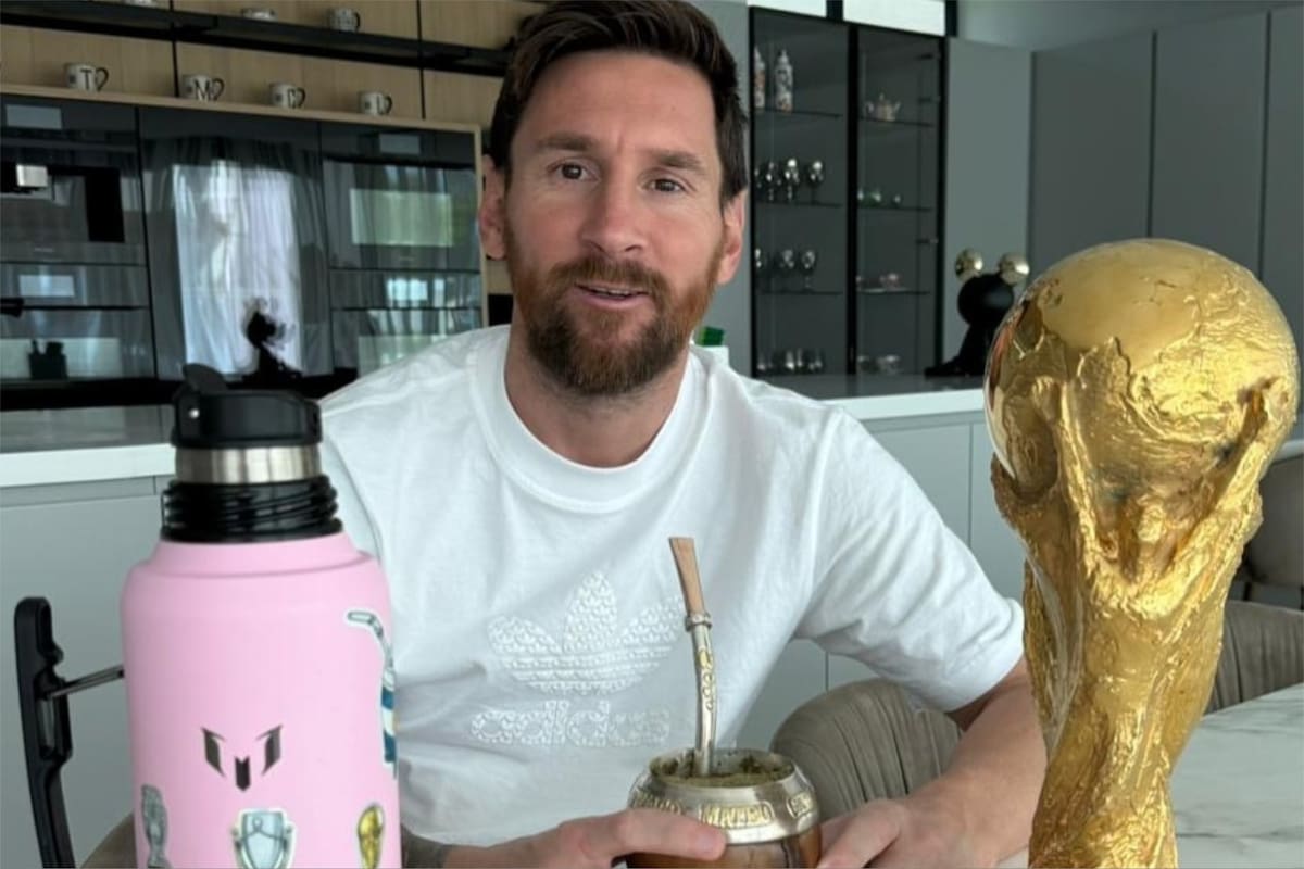 Con el mate y la copa del Mundo, Lionel Messi compartió divertidas fotos para celebrar los dos años del Mundial de Qatar