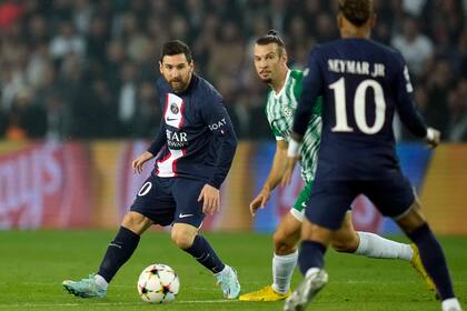 Lionel Messi firmó un espectacular primer tiempo contra Maccabi Haifa, marcando un doblete