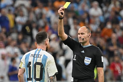 Lionel Messi fue uno de los amonestados por el árbitro Mateu Lahoz en el enfrentamiento ante Países Bajos