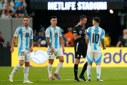 Lionel Messi habla con el árbitro uruguayo Andrés Matonte, que volverá a dirigir esta noche a la Argentina