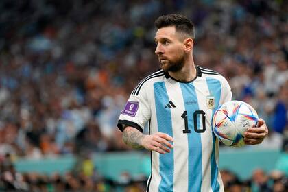 Lionel Messi hace un gesto durante el partido que disputan Argentina y Países Bajos por los 4tos de final de la Copa del Mundo Qatar 2022 en el estadio Lusail, Lusail, Qatar, el 10 de diciembre de 2022.