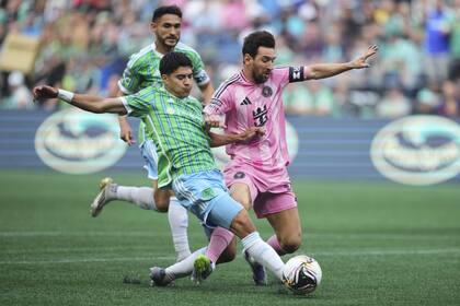 Lionel Messi, incluso, empieza a sentir que los duelos físicos en un fútbol no tan competitivo empiezan a costarle, además de cargar ciertos temores por el desgaste de sus músculos.