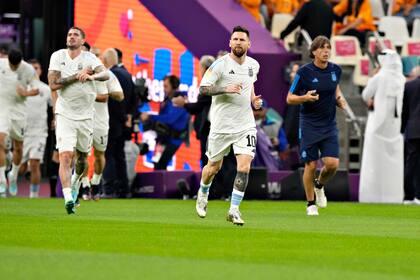 Lionel Messi ingresa con el equipo para el partido del Mundial Qatar 2022 entre Argentina y Países Bajos 