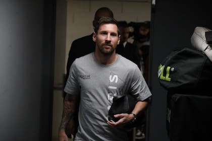 Lionel Messi ingresando al estadio antes del partido que disputarán Clermont Foot y Paris Saint-Germain.