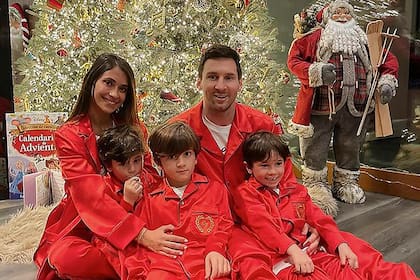 Messi, en Rosario junto a su mujer y sus tres hijos festejando la Navidad.