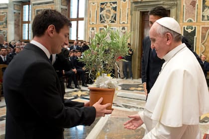 Lionel Messi junto a el Papa Francisco durante una audiencia en el Vaticano, el 13 de agosto de 2013.