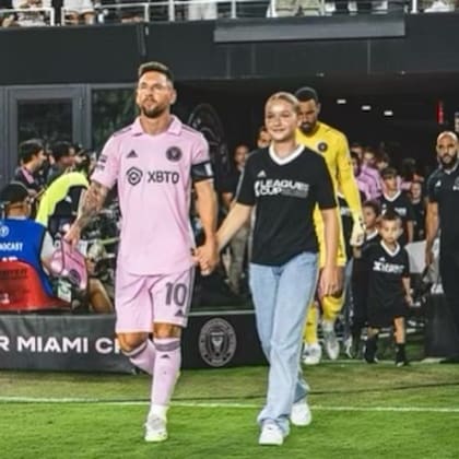 Lionel Messi junto a Harper, la hija de David y Victoria Beckham (Foto: Instagram/@victoriabeckham)
