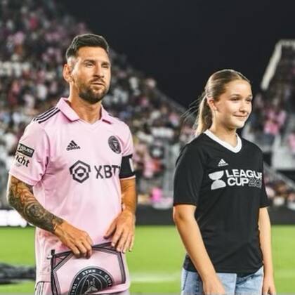 Lionel Messi junto a Harper, la hija de David y Victoria Beckham (Foto: Instagram/@victoriabeckham)