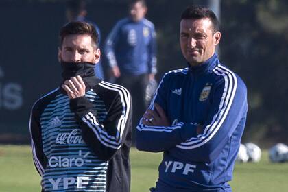 Lionel Messi junto a Scaloni; el ídolo de Barcelona no dudó en apoyar la gestión del actual DT de la selección