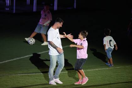 Lionel Messi junto a su hijo Thiago, el día en el que el futbolista fue presentado como jugador del equipo de Florida