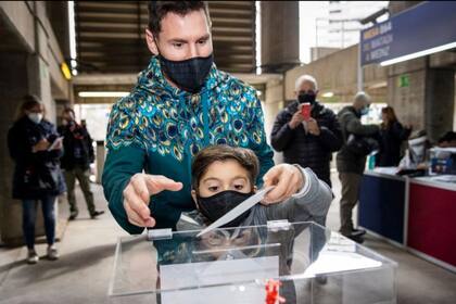 Lionel Messi, junto a su hijo Thiago, en las elecciones a presidente de Barcelona