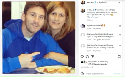 Lionel Messi junto a su mamá Celia y las milanesas napolitanas que tanto ama