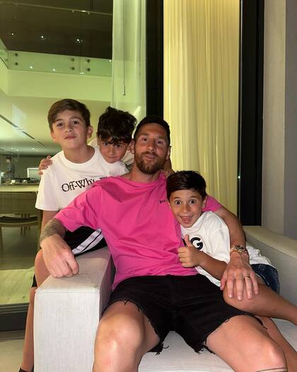 Lionel Messi junto a Thiago, Mateo y Ciro