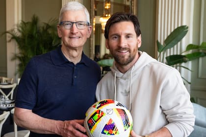 Lionel Messi junto a Tim Cook, CEO de Apple, presentando el comienzo de la MLS 2025