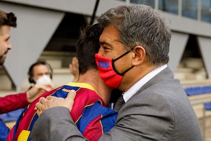 Lionel Messi, junto al presidente de Barcelona, Joan Laporta