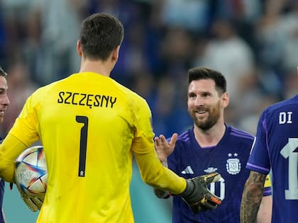 Lionel Messi le da la mano al arquero polaco Wojciech Szczesny antes que le atajara el penal