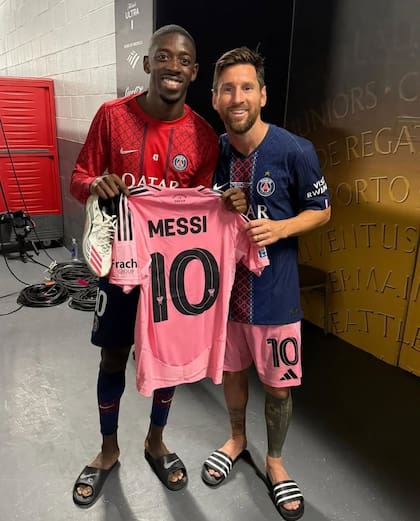 Lionel Messi le obsequió su remera a Dembélé en el Mundial de Clubes