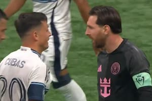 Lionel Messi le recrimina una brusca acción a Andrés Cubas