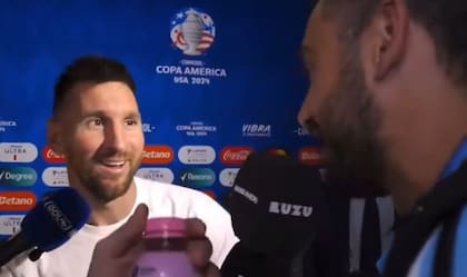 Lionel Messi le regaló su botella de agua a Nicolás Occhiato y a Diego Leuco