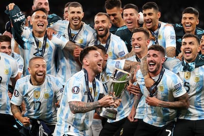 Lionel Messi levanta el trofeo de la Finalissima, que la Argentina le ganó en 2022 a Italia tras vencerla por 3-0 en Wembley