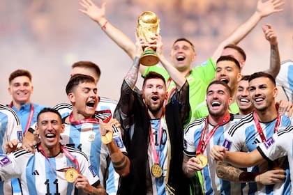 Lionel Messi levanta el trofeo más importante de su carrera, con la presencia de sus compañeros