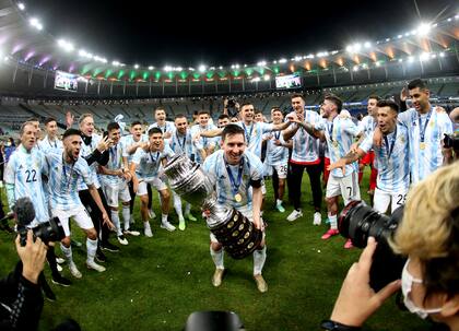 Lionel Messi levanta la Copa América rodeado del plantel y el cuerpo técnico en el Maracaná, tras ganar la final de 2021.