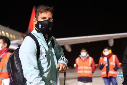 Messi, anoche, en el aeropuerto de El Alto, a más de 4000 metros sobre el nivel del mar; La Paz se ubica un poco más abajo, y allí jugará mañana el rosarino por tercera vez en su carrera