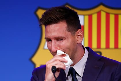 Lionel Messi llora al inicio de una conferencia de prensa en el estadio Camp Nou en Barcelona, en agosto de 2021 (AP Foto/Joan Monfort)