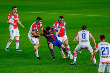 Lo sujetan, lo esperan de frente: hasta tres rivales se involucran para tratar de quitarle la pelota a Messi
