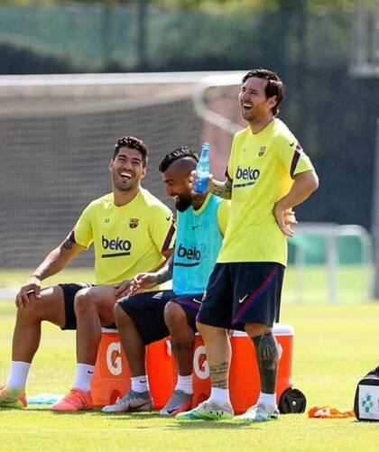 Lionel Messi, Luis Suárez y Arturo Vidal, en una postal de hace dos meses, cuando todavía no había explotado la crisis deportiva en Barcelona.