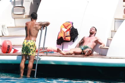 Lionel Messi, Luis Suárez y sus familias, de paseo en un yate por Ibiza