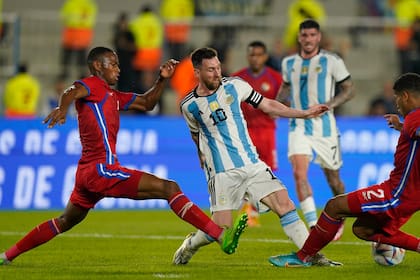 Lionel Messi maniobra ante jugadores de Panamá en el amistoso de marzo en el estadio de River, el primero del seleccionado como campeón mundial; la gestión de ese partido está bajo investigación de la Justicia.