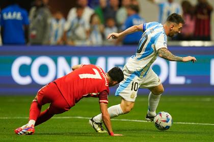 Lionel Messi maniobra frente a Stephen Eustáquio durante el partido entre Argentina y Canadá