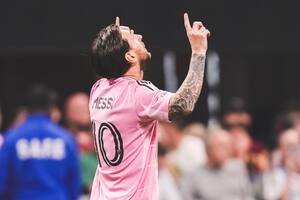 Lionel Messi marca el primer gol del equipo durante el partido de la MLS entre Atlanta United e Inter Miami CF en el Mercedes-Benz Stadium